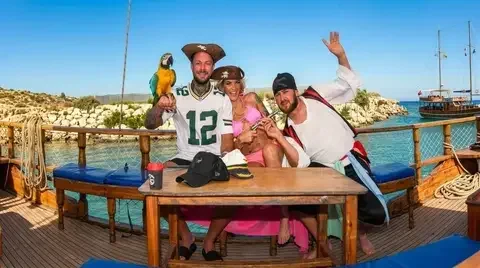 Piratencrew mit Papagei auf der Piratenschiff-Tour in Antalya