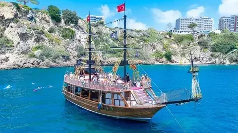 Relax-Boot mit Doppeldeck an der Küste von Konyaaltı, Antalya