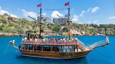 Relax-Boot an der Küste von Antalya vor der Skyline der Stadt