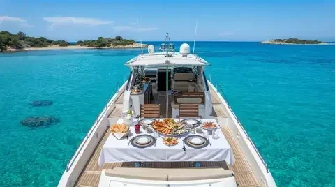 Gourmet-Mittagessen am Bug einer privaten Charteryacht in Antalya