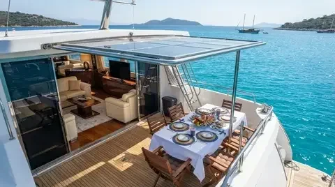 Salon mit Esstisch auf einer privaten Charteryacht in Antalya