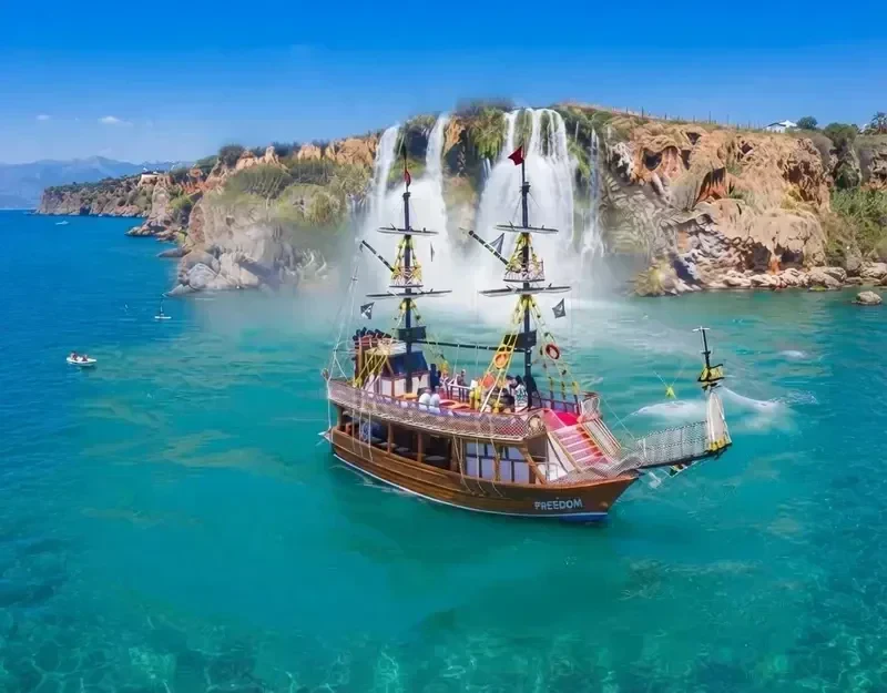 Entspannte Bootstour in Antalya am Düden-Wasserfall