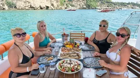 Обед из морепродуктов на борту частной яхты в Анталии