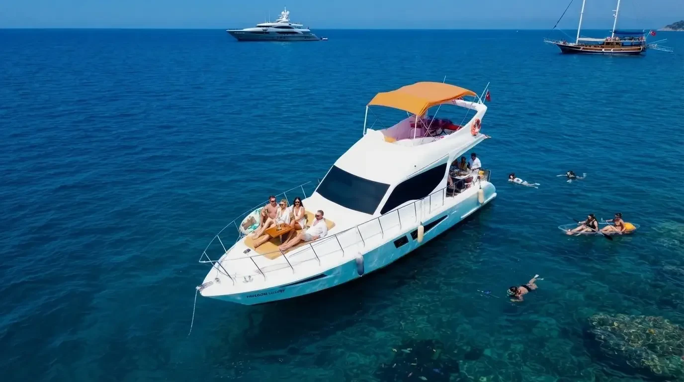 Arkada Antalya kıyısı, seyir hâlinde yat