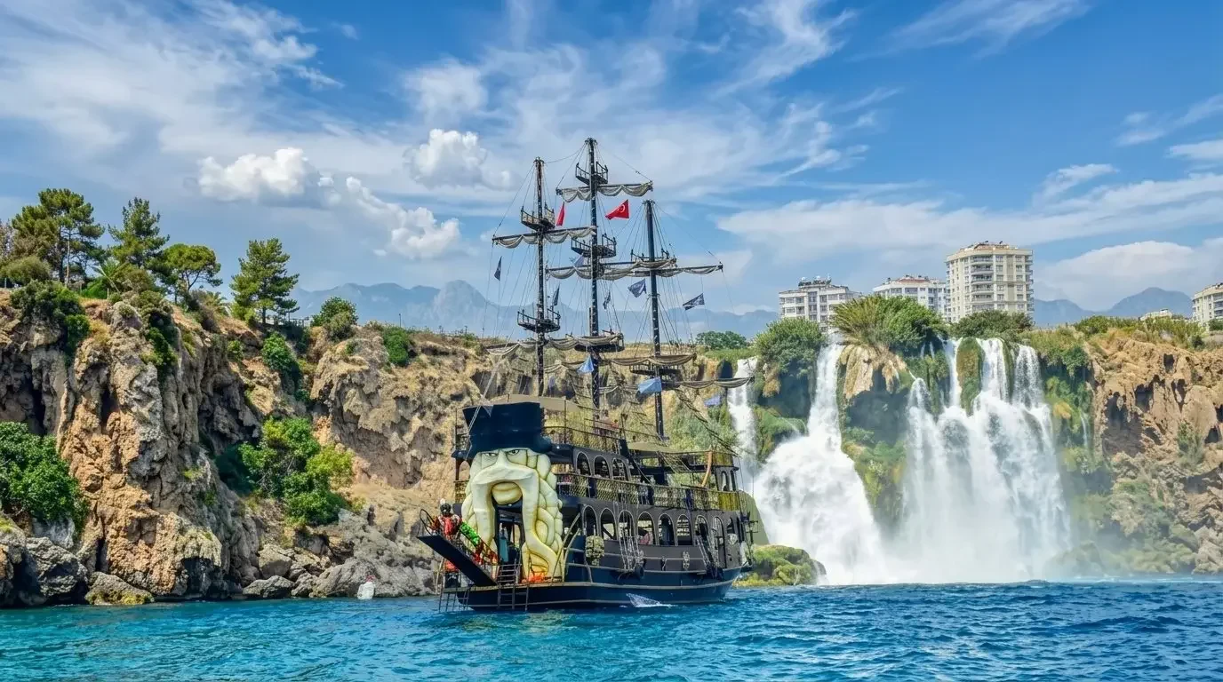 Şelalenin önünde demirli korsan teknesi