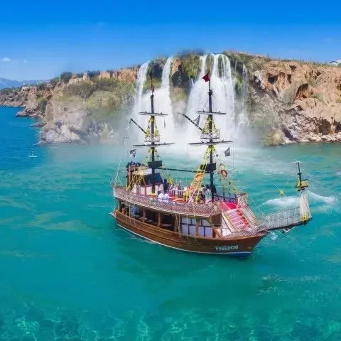 Şelalenin yakınında relax teknesi