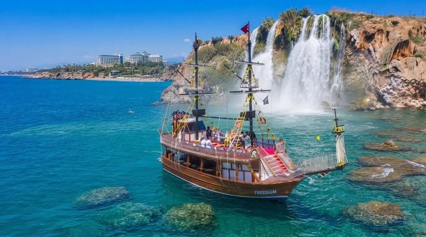 Şelale yakınında yüzme için demirleyen relax teknesi