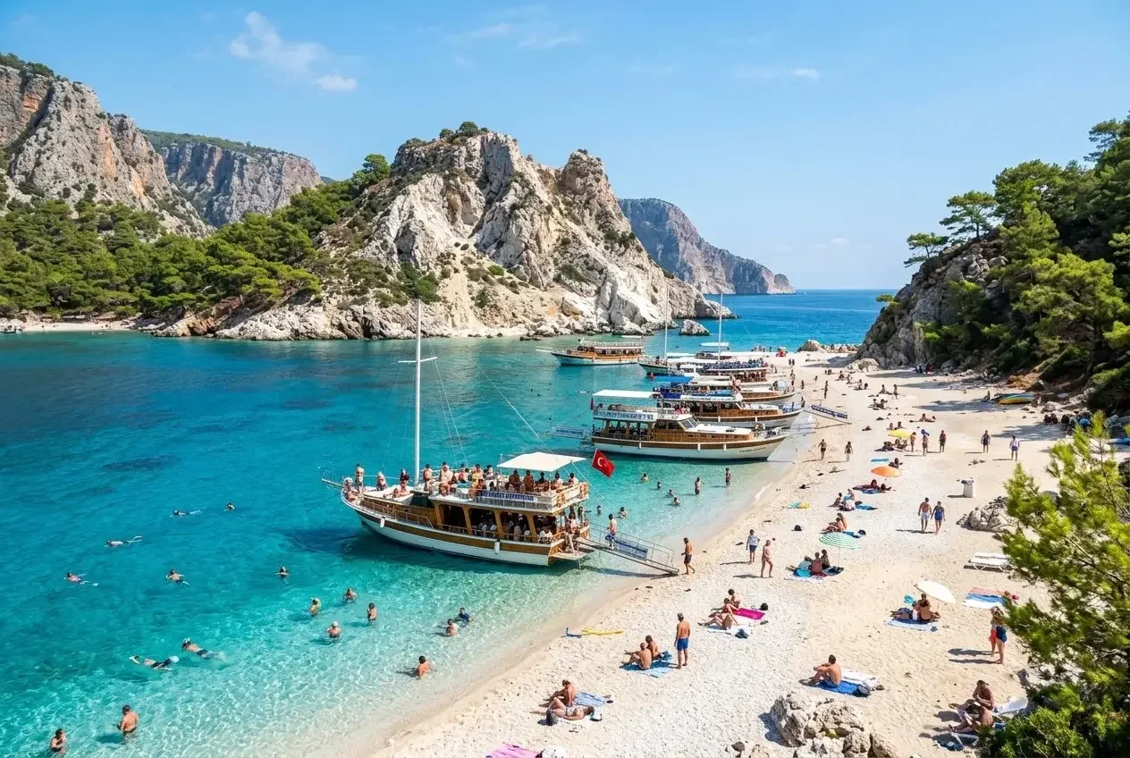 Suluada kıyısında kumsala yanaşmış tekneler