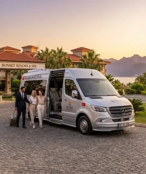 Klimatisierter Kleinbus vor dem Hoteleingang