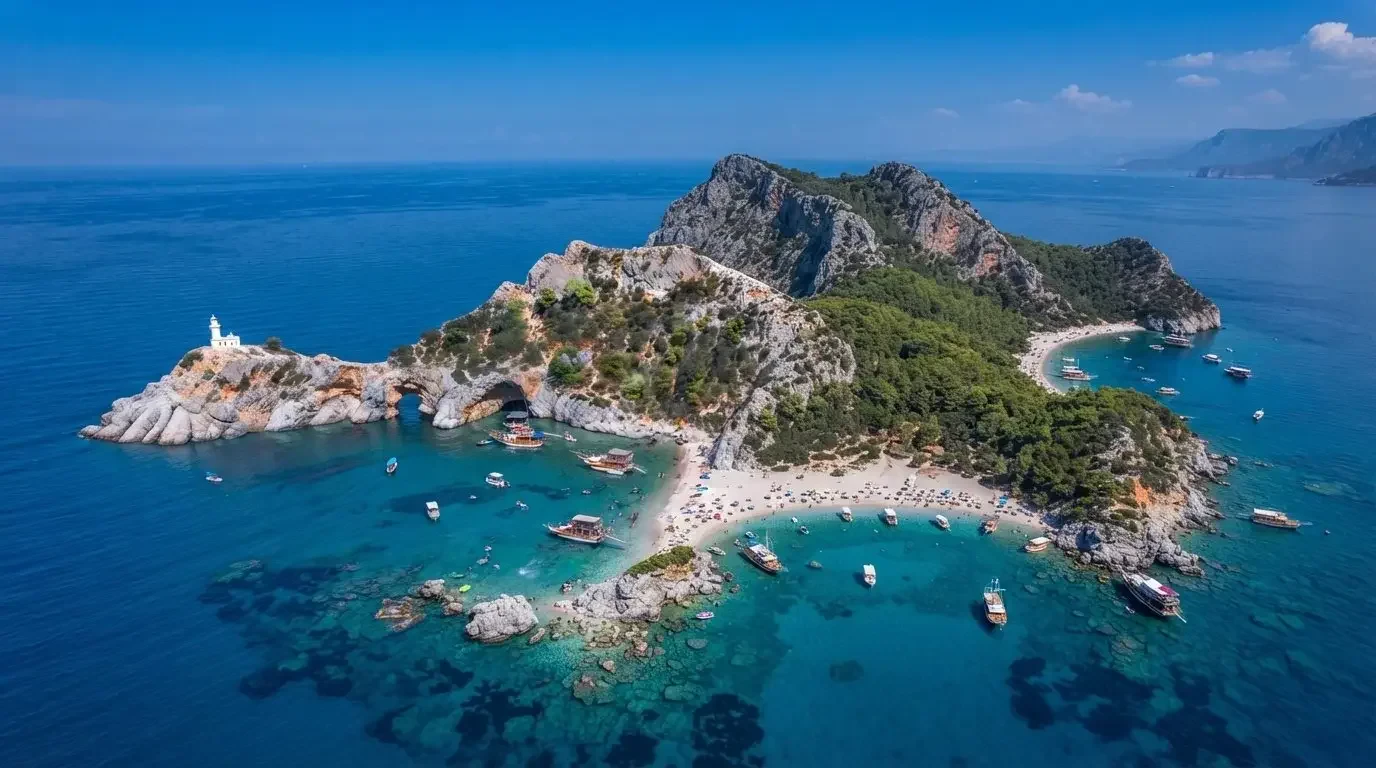 Die Küste von Suluada mit geschütztem Strand aus der Luft