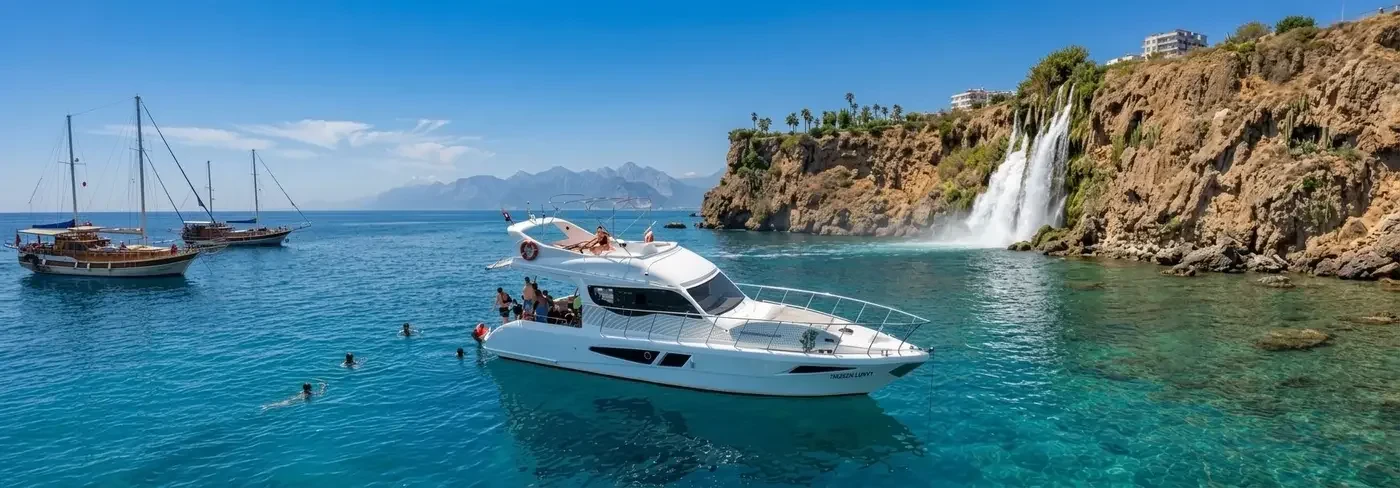 Private Motoryacht vor der Küste von Antalya