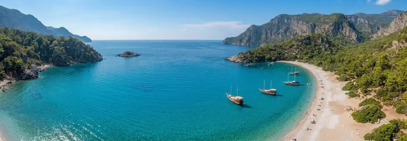 Die Sazak-Bucht mit ihrem langen Kiesstrand