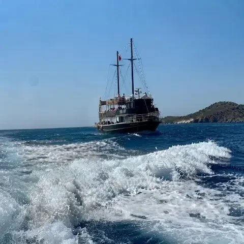 Деревянная лодка в открытом море