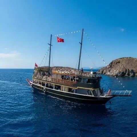 Двухмачтовая лодка на спокойной воде