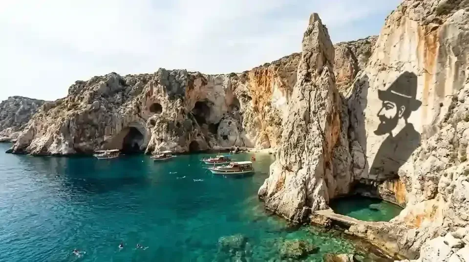 Бухта Хадживат и её высокие скалы
