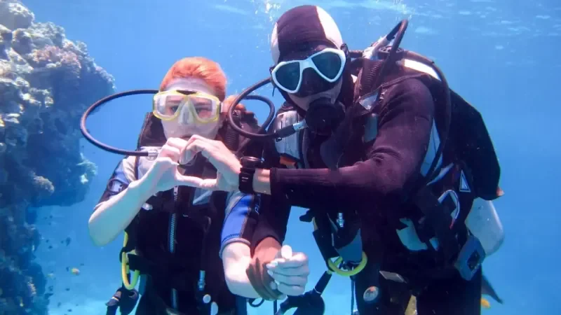 Two divers underwater on a family-friendly dive trip from Belek, Antalya