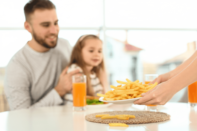 Evde En Çıtır Parmak Patates Nasıl Yapılır? Airfryer ve Fırın İçin Püf Noktaları