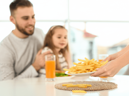 Evde En Çıtır Parmak Patates Nasıl Yapılır? Airfryer ve Fırın İçin Püf Noktaları