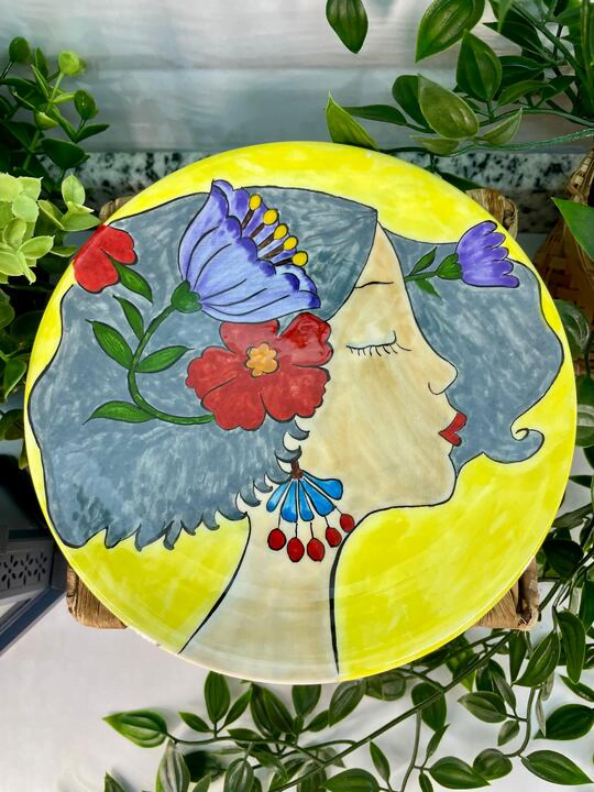 İznik Çini Tabak Kız Motifli