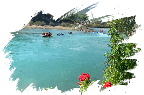 Köprülü Kanyon'un turkuaz sularında Panorama Rafting ile nehir turu yapan botlar.