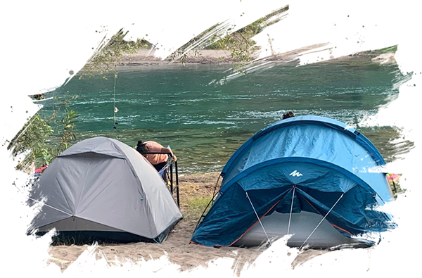 Köprüçay nehir kenarında doğa ile iç içe kurulmuş kamp çadırları ve dinlenme alanı.