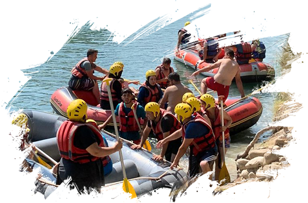 Köprülü Kanyon’da rafting turu öncesi botlarına binen sarı kasklı ve can yelekli ekip.