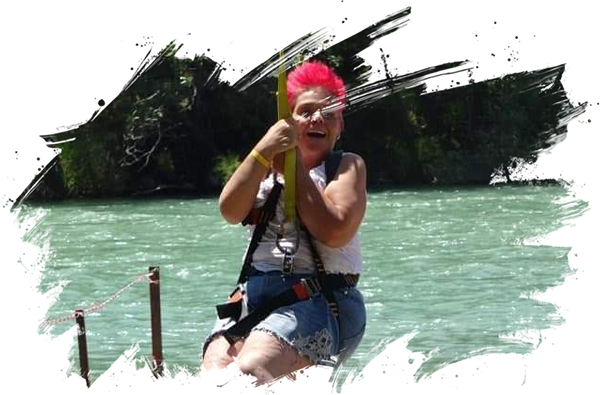 Köprüçay nehrinin üzerinden zipline ile kayarak geçen ve heyecan yaşayan bir misafir.