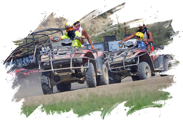 Tozlu parkurda ATV motorlarla Quad safari yapan adrenalin tutkunu maceracılar.