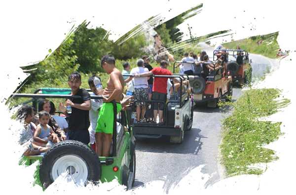 Köprülü Kanyon’da 4x4 Jeep safari araçlarıyla doğa turuna çıkan ve eğlenen kalabalık bir grup.