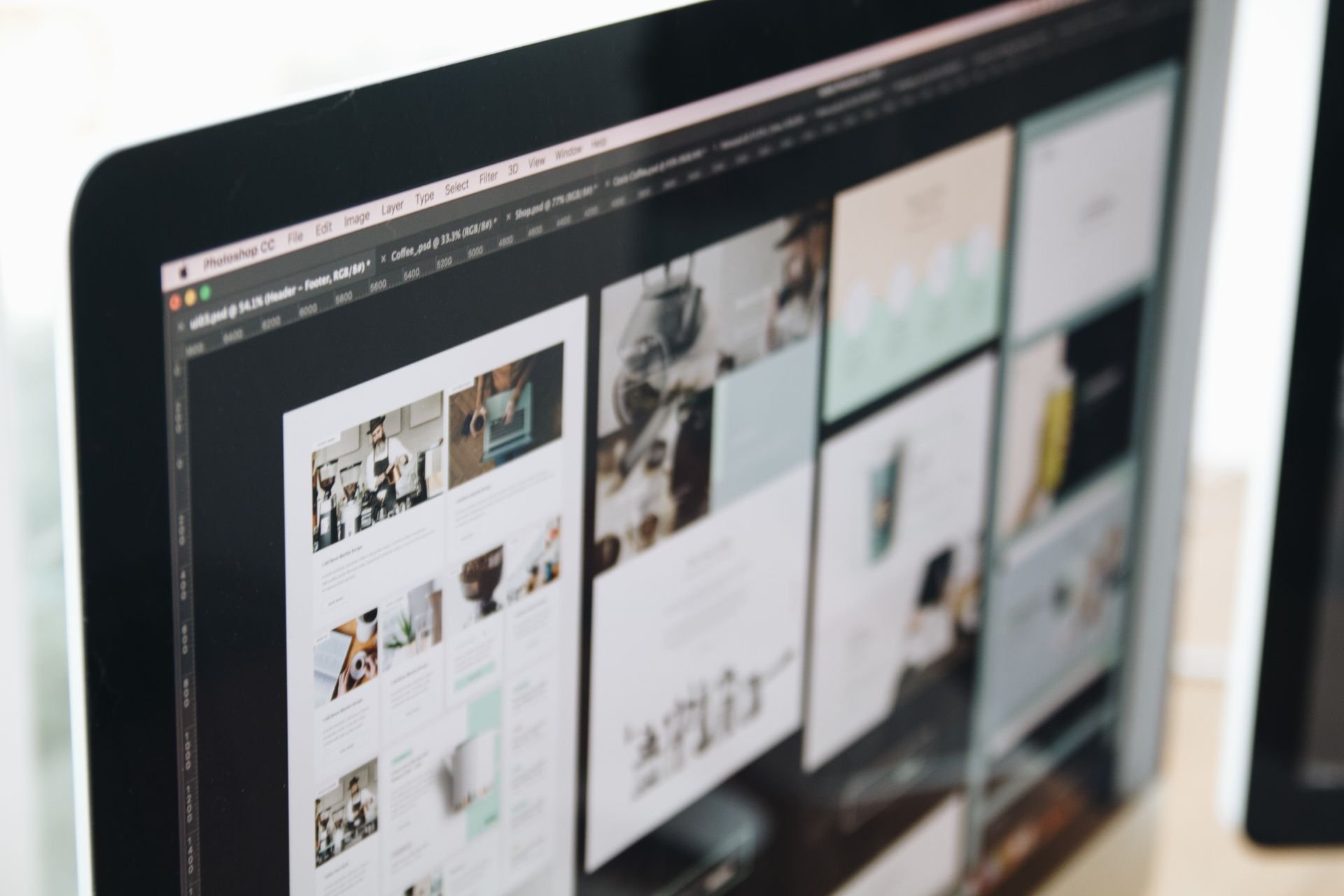 İşletme web sitesi tasarımının görüntülendiği bilgisayar ekranı
