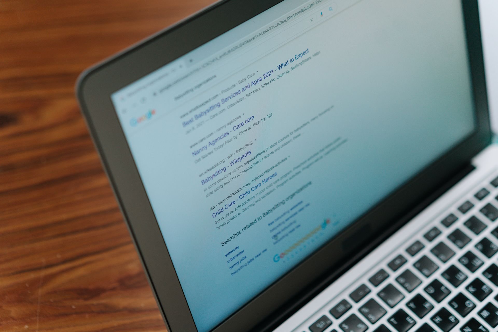 Arama sonuçlarını ve site trafiğini gösteren SEO analiz ekranı
