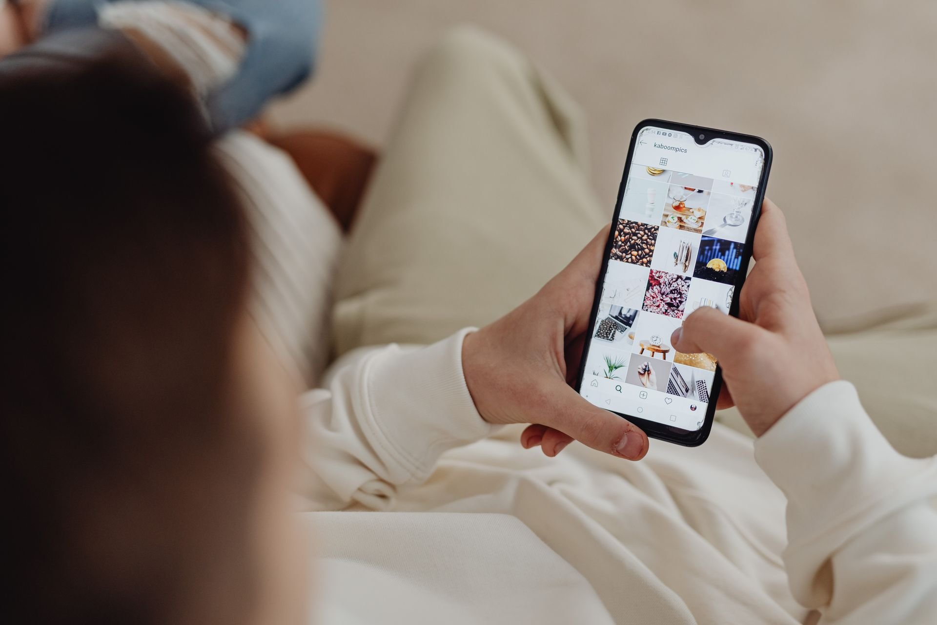 Akıllı telefonda Instagram akışında reklamları inceleyen kullanıcı