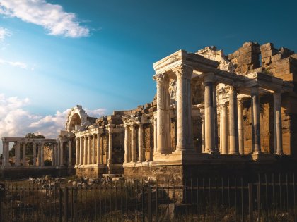 Gün Batımında Bir Tapınak: Antik Mimarinin Dili