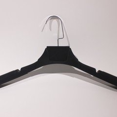 007-Siyah süvet ceket askısı