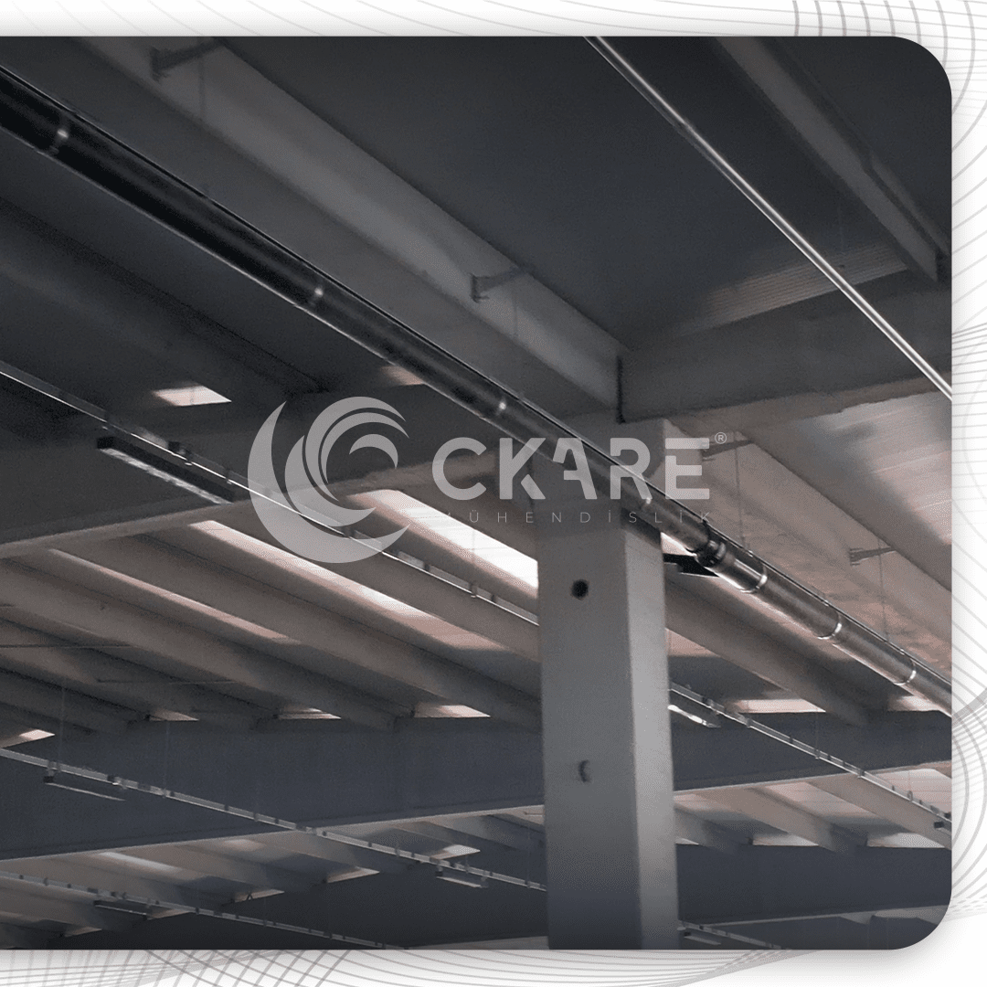 fabrika catisinda klemens ve ray aski elemanlari ile sabitlenmis sifonik hdpe yatay toplama hatti