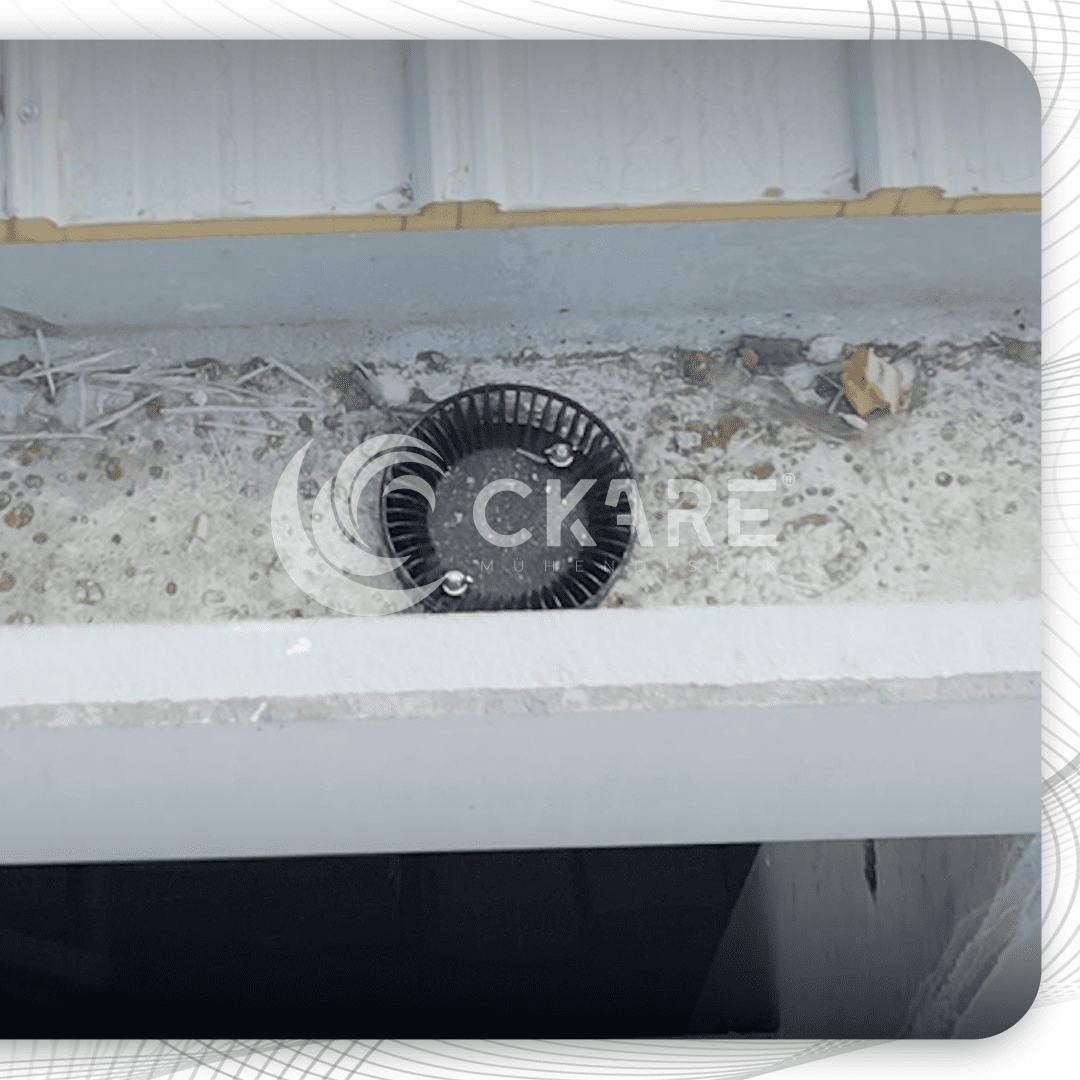 prefabrik oluk deresine monte edilmis wavin quickstream sifonik yagmur suyu suzgec detayi