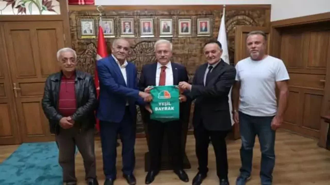 Yesil_Doga_Derneginden_Aksaray_Valisine_Yesil_Bayrak_Odulu_16964