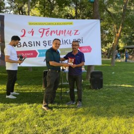 Yaşar Oflaz Ödül verirken