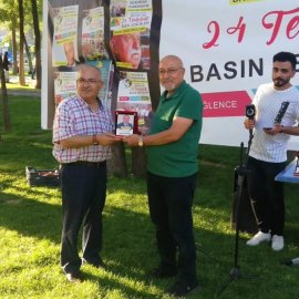 Meslekte 40 Yılı Dolduran Gazeteci Erdoğan Kaya'ya Metin Tapanoğlu plaket verdi