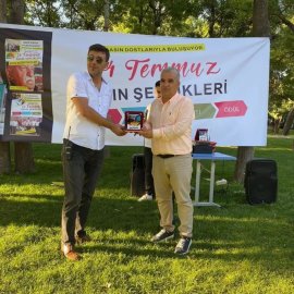 Bölge Televizyon Programcısı Sedat Eker'e Bilal Bölükbaşı ödül verdi