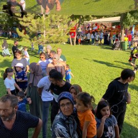 Basın Şenlği Demirci Belediyesi ve Köyet tarafından sucuk ekmek dağıtılırken