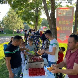 Basın Şenlikleri Demirci Belediyesi Ekipleri Sucuk ekmek dağıtırken