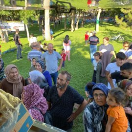 Basın şenliklerinde aksaray belediyesi dondurma dağıtırken