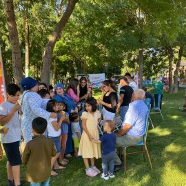 Doğa'da basın şenliklerinde halk ile basın iç içe