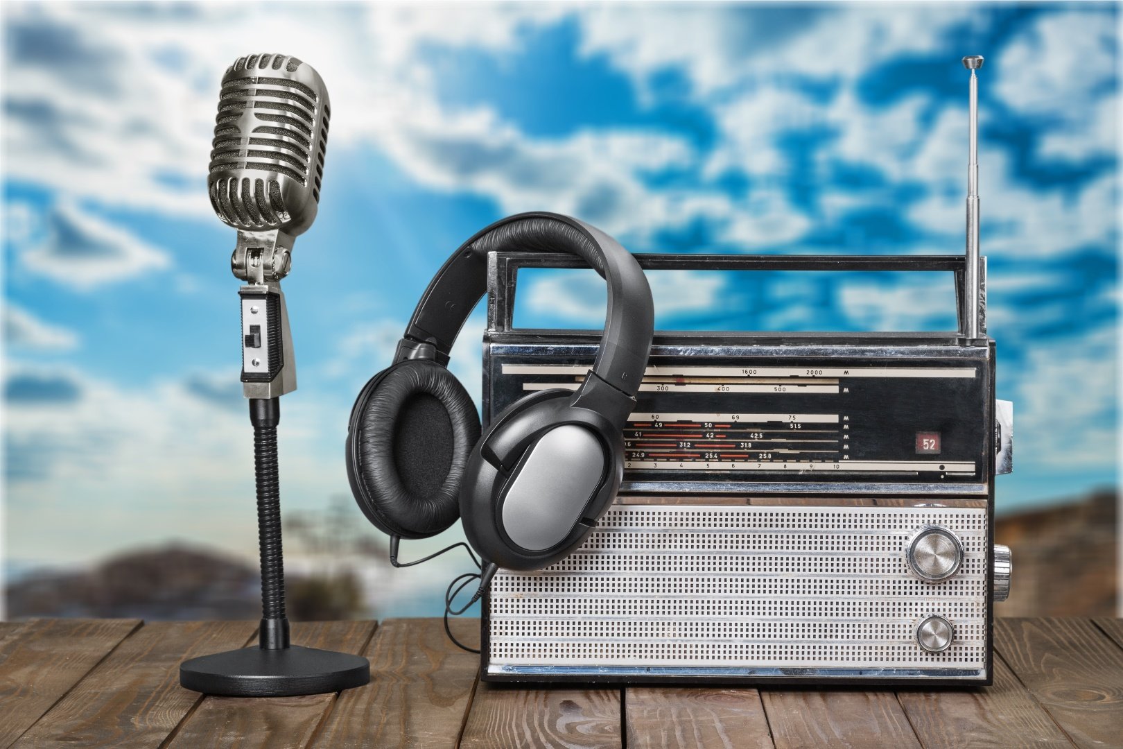 Retro-Style-Microphone-Radio-Headphones