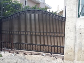 Ferforje Yaya ve Garaj Kapıları ile Estetik ve Güvenli Çözümler