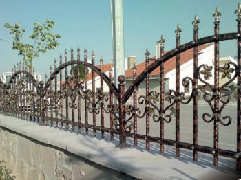 Ferforje Duvar Üstü Korkuluklar ile Estetik ve Güvenli Çözümler