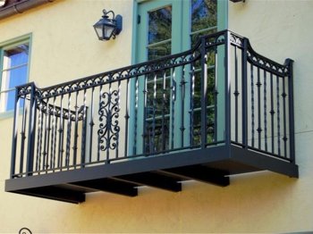 Ferforje Balkon Korkulukları ile Estetik ve Güvenli Çözümler